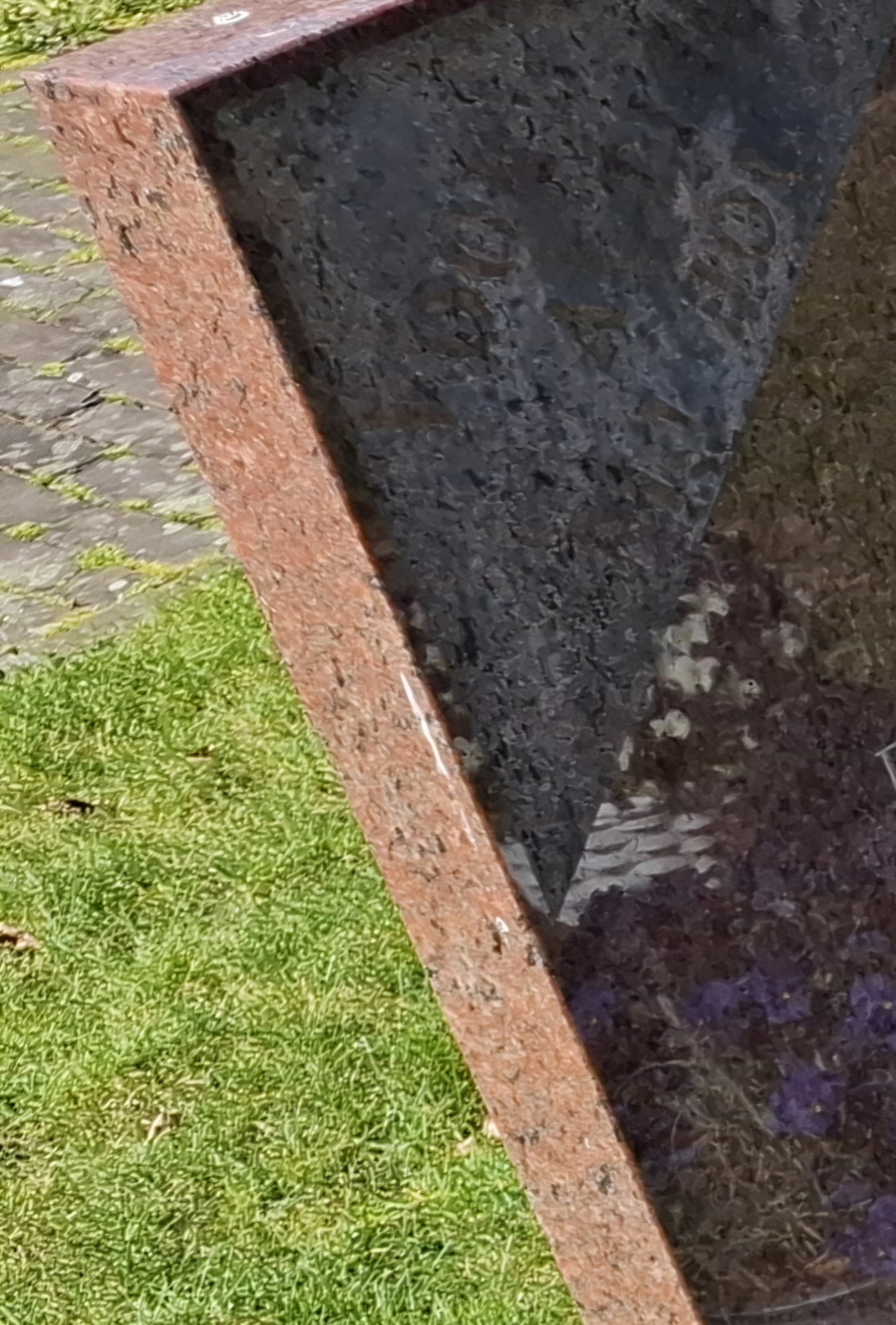 zand op zijn graf